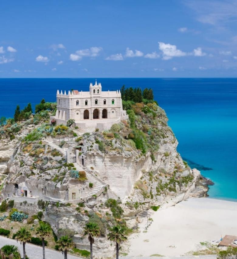 Santuario su scogliera a Tropea, Calabria, con mare turchese.