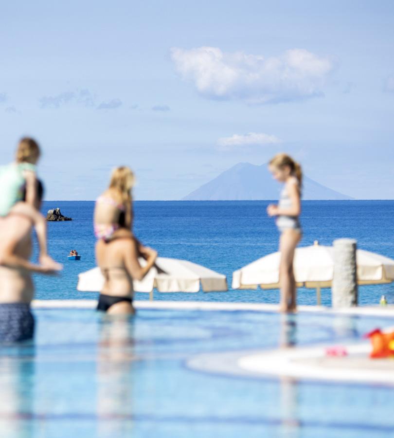 Piscina con vista sul mare e isola vulcanica.